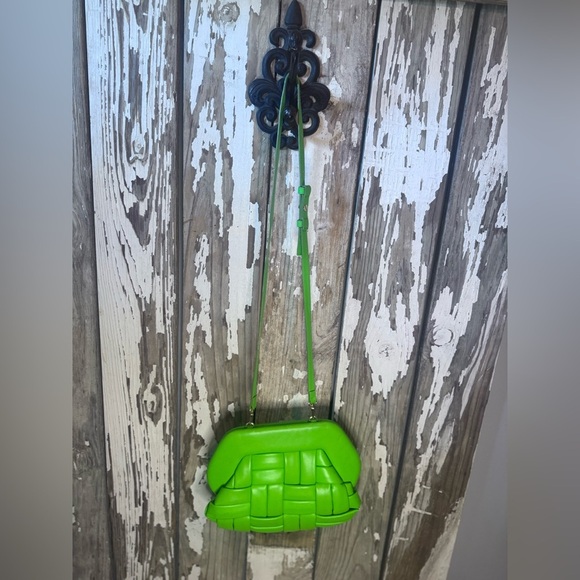 THEMOIRE’ Bios Woven Mantis Pochette in Green - Picture 11 of 12